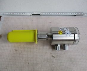 Индуктивный измеритель проводимости
Induktives Leitfähigkeitsmessgerät
Messbereiche: 0...0,5 mS/cm bis 0...999 mS/cm
Ausgang: 4...20 mA (LF / Temp.)
Hilfsspg.: 18...36 V DC
Prozesstemp.: -10...130°C (150°C max. 60m
Mit folgender Konfiguration:
Eintauchlänge ILM-4 L20: 20 mm
Prozessanschluss S01: CLEANadapt G1